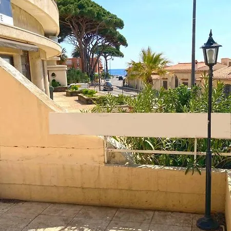 Grand Duplex Climatisé Avec Terrasse Face à La Sainte-Maxime